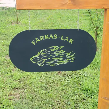 Farkas-lak *